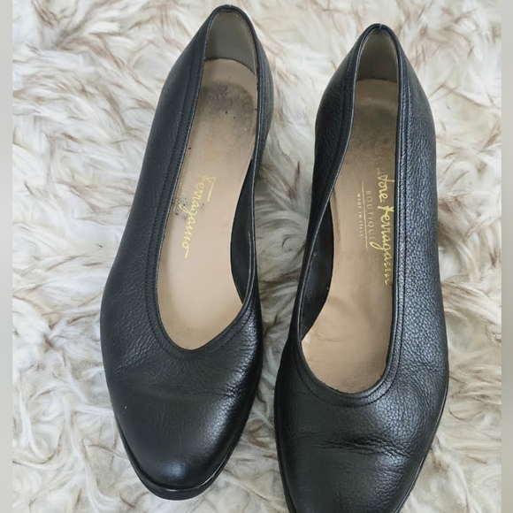 SALVATORE FERRAGAMO Wonen's Black Leather Classic Gancini Toe Size 6.5M 🌴 - Picture 3 of 10